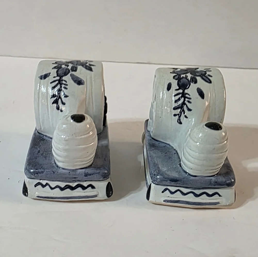 Vtg Spinning Wheel Salt Pepper Shaker Set Blue White Floral Pattern